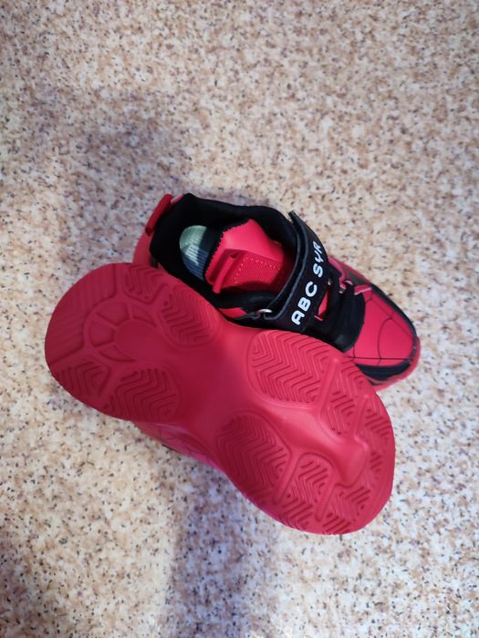 Продам кроссовки на мальчика