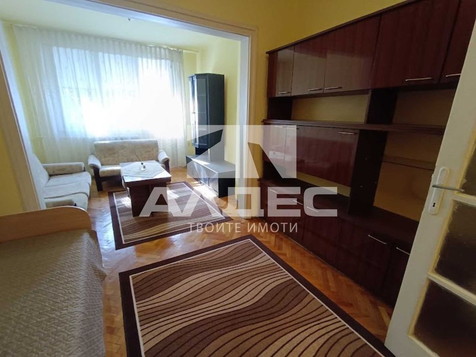 Продава се тухлен двустаен ап. в Западен Парк!