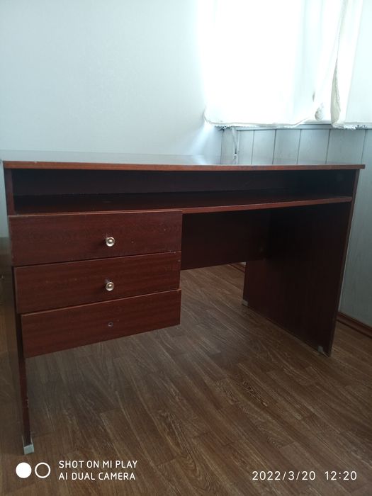 Письменный стол.