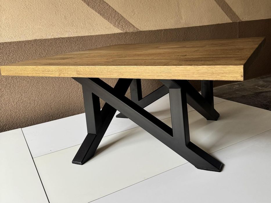 Холна маса с метални крака