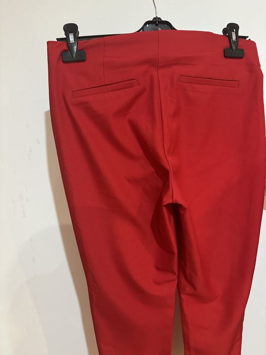 Pantaloni rosii cu fermoar