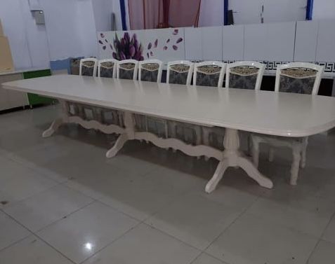 Гостиный стол для гостей