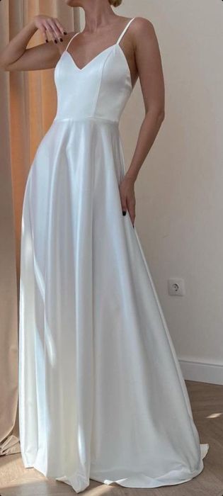 Rochie ivory 2 în 1,decoltată;Include și partea externa din tul,ușoară