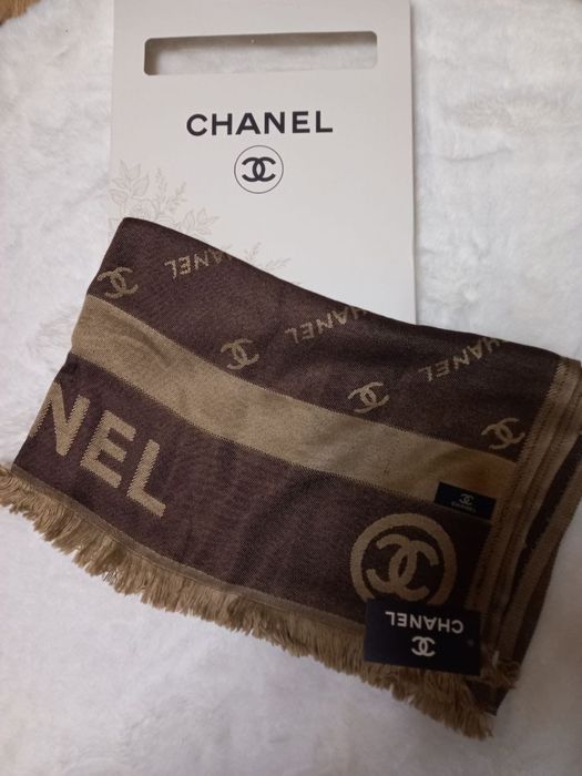 Esarfa cu cutie pentru ea emblema si eticheta