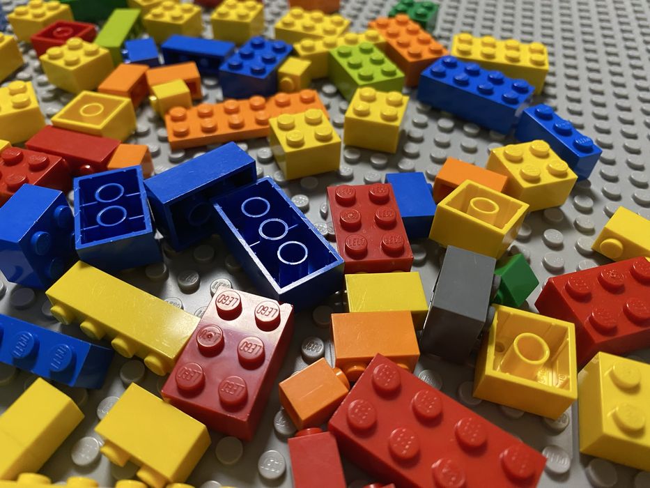 Set jucarii LEGO 11024 placa de baza gri 38cm si piese constructie 4+