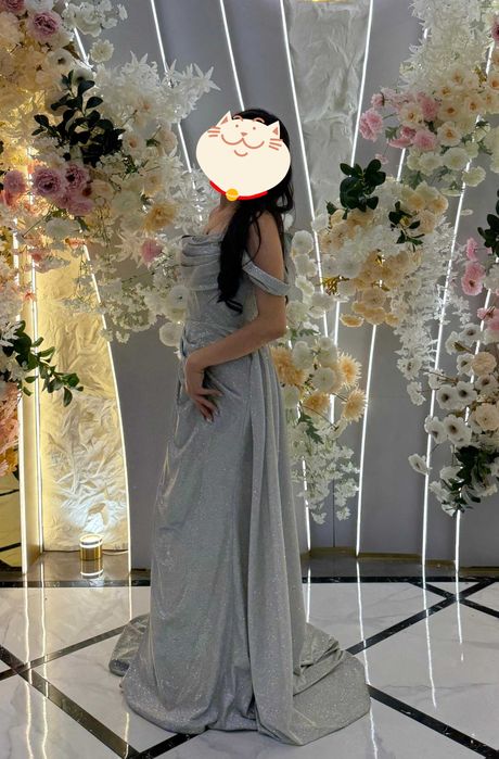 Элегантное серебристое платье