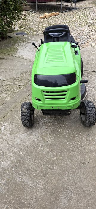 Tractorase de tuns iarba/gazonul