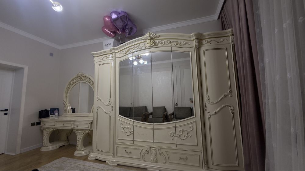 Всё вместе продаётся: спальный гарнитур и диван