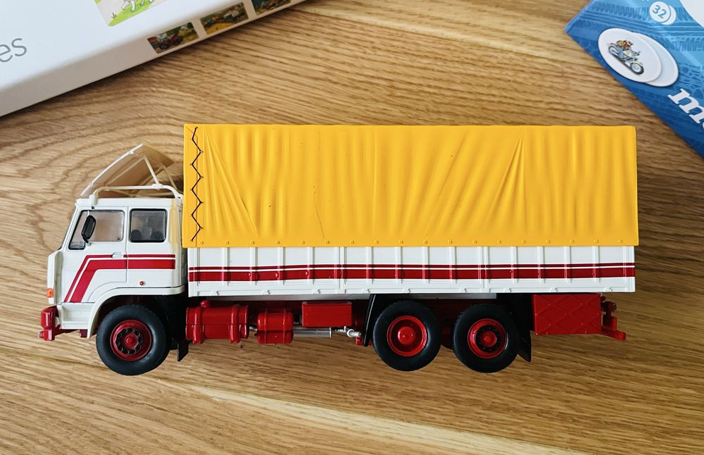 Лот играчки за дете