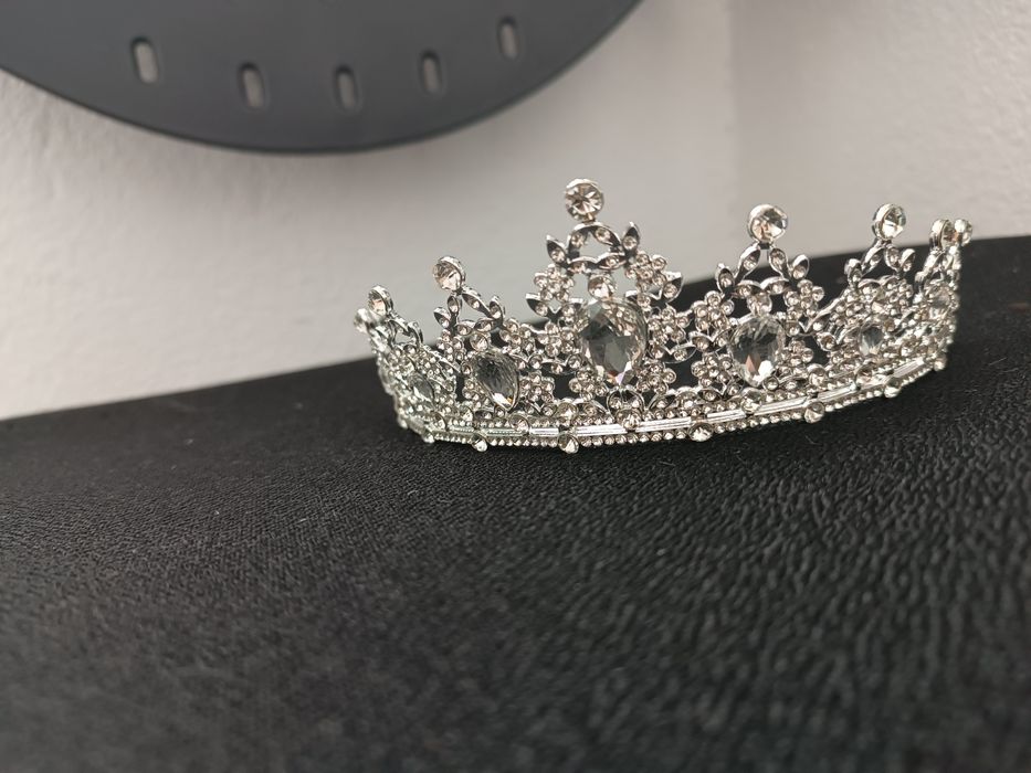Tiara argintie eleganta