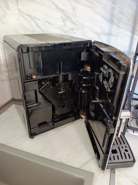 Кафе автомат Saeco Xelsis HD8946 Черна