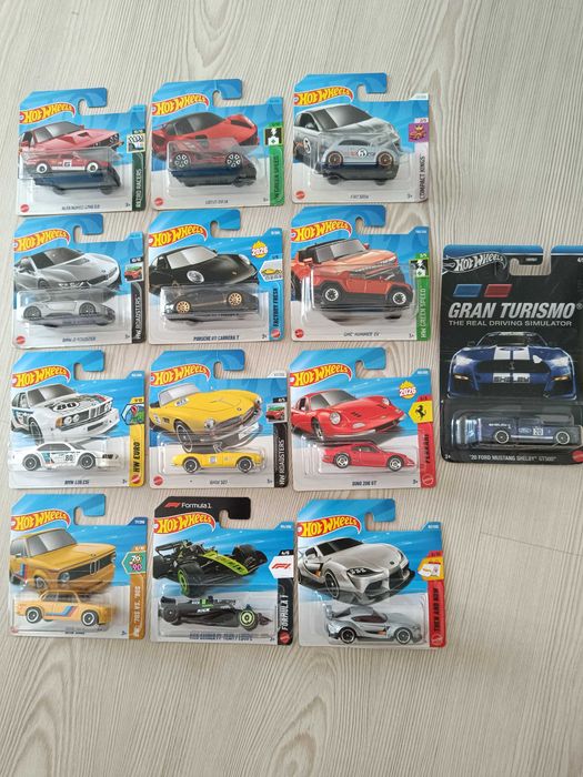 Vand 13 machete Hot Wheels noi, sigilate la pretul de 100 de lei