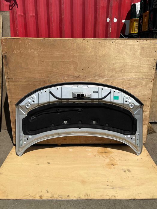 Капот на Ниссан Elgrand Quest E52