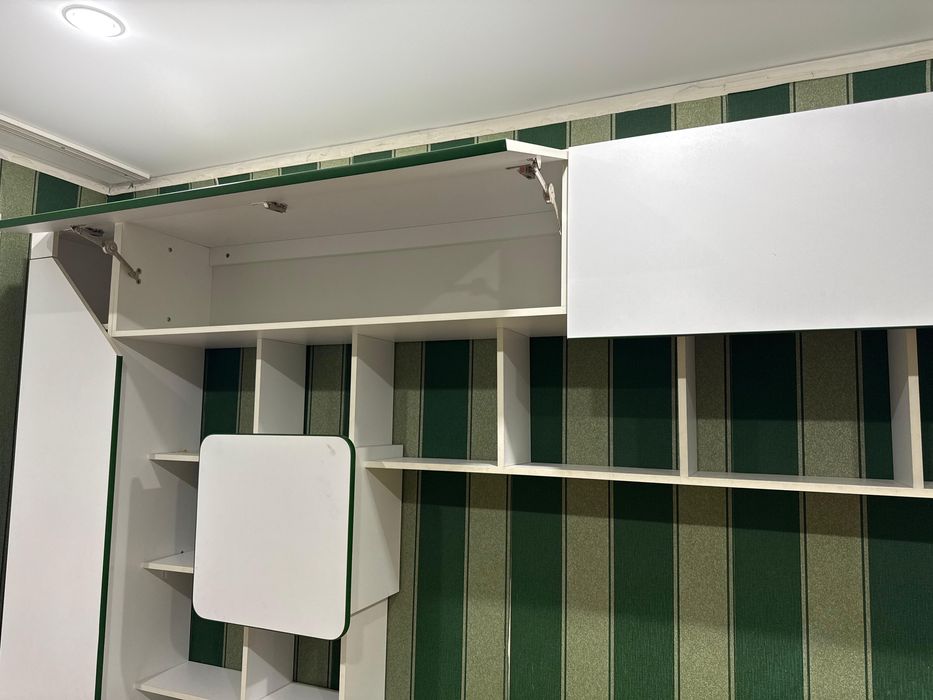 Продам подростковый гарнитур вотличном состояние