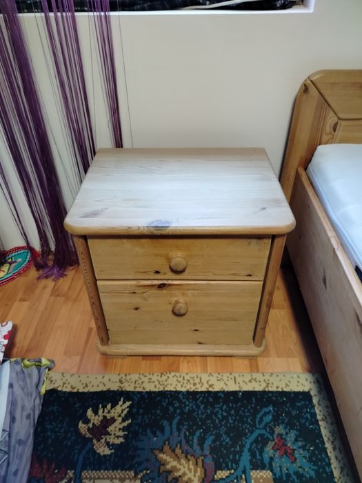 Vând pat matrimonial 200/200 în stare foarte bună.