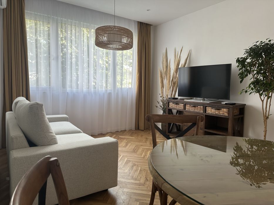 Самостоятелни студиа1-4 души Център/Морска гр. Собствен вход и сан. възел. ПАРКОМЯСТО 8€
