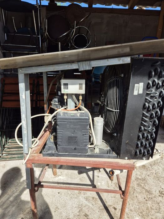 Vând vitrina frigorifica