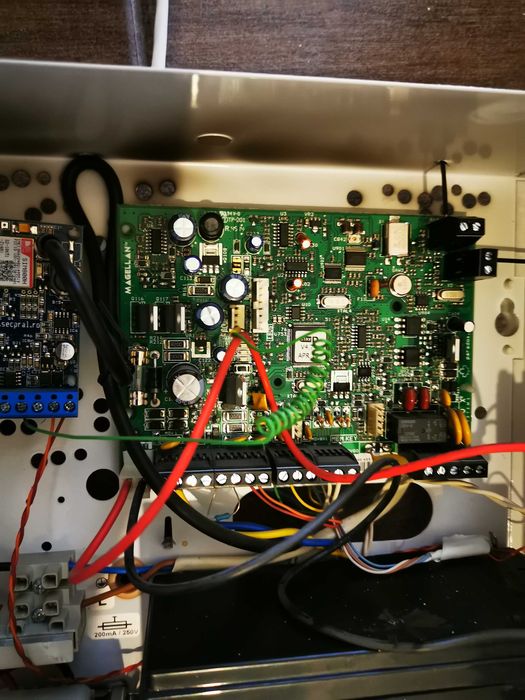 Kit sistem alarma profesionala Paradox K32LCD+ GSM senzori DCT2 PMD2P