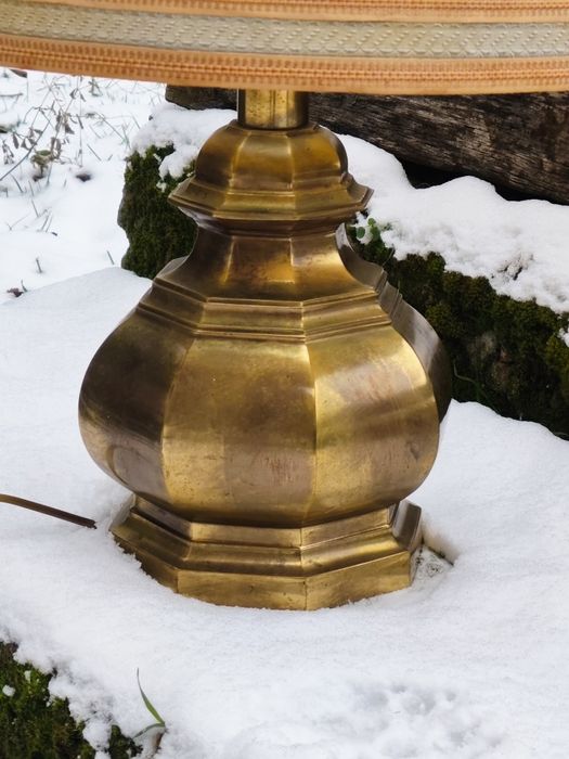 АНТИКВАРНА настолна лампа , основа от чист месинг 
Основа от чист мес