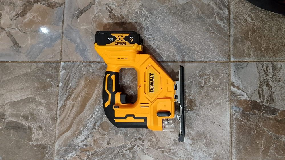 Vand pendular dewalt cu o baterie de 6A