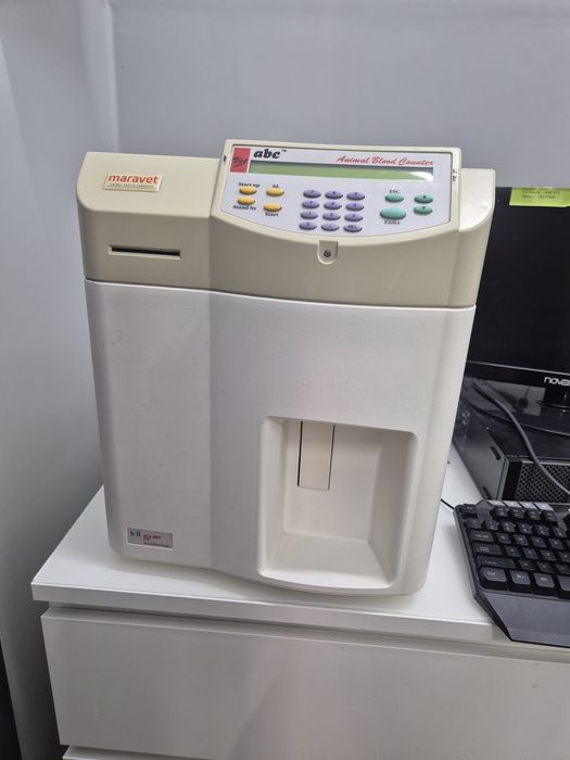 Vand aparatura medicala analizoare biochimie si hemato,microscop  masa consultatii, autoclav, lampa chirurgicala mobila, ecograf  uz veterinar