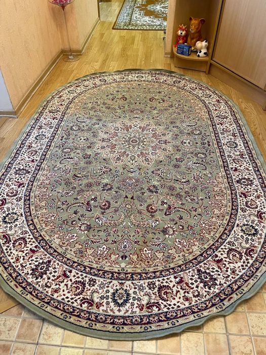 Ковер овальный в хорошем состоянии