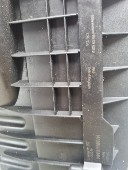 Vând carcasă filtru de aer de VW TIGUAN