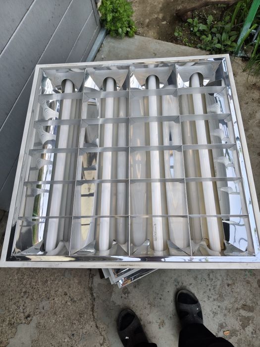 Светильники четырёх ламповые.