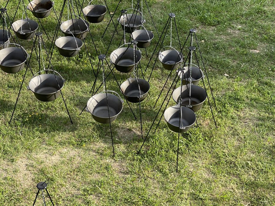 Ceaun din fonta cu trepied inclus , diverse mărimi