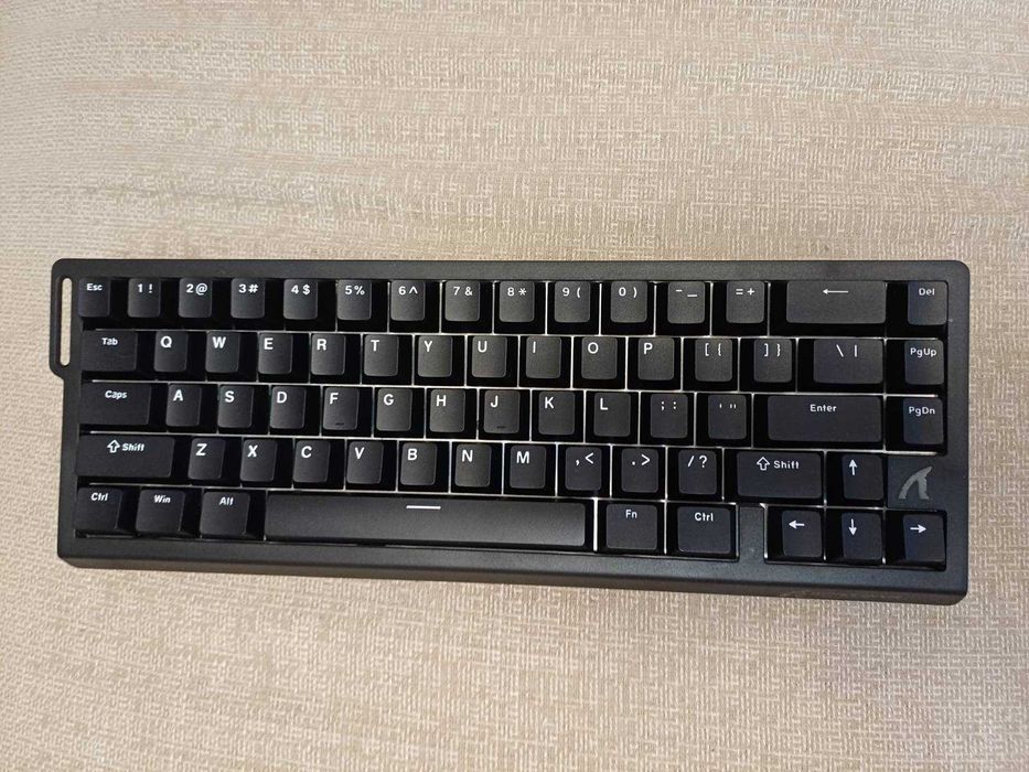 Продавам механична клавиатура Attack Shark X68 HE – почти нова, в отлично състояние! Идва с два кабела! Всичко работи перфектно!