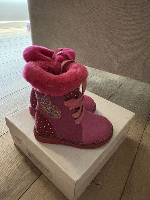 Новые детские сапоги
