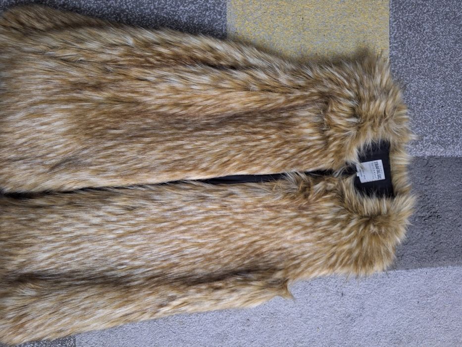 Vesta blana artificiala