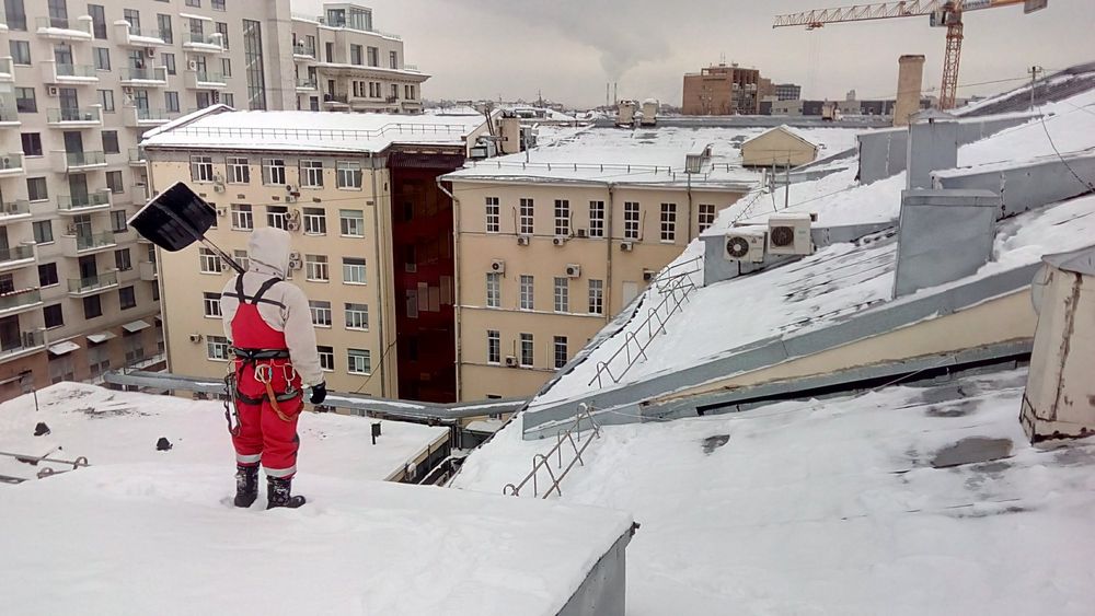 Чистка снега крыш