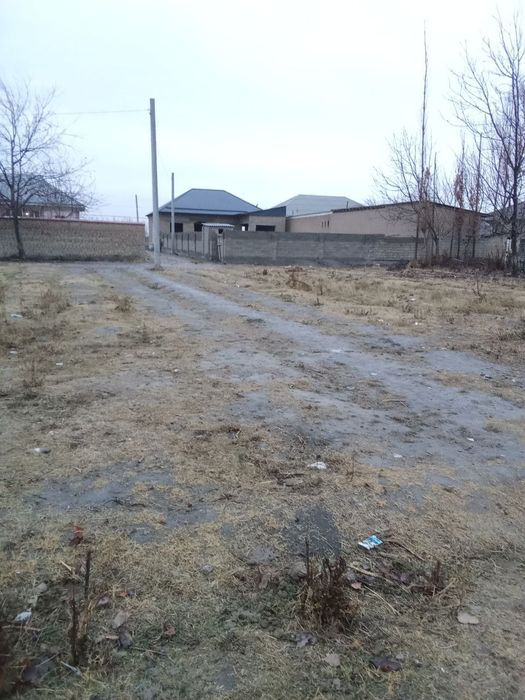 Учаска сотилади 10 сотих ярмини булиб хам сотилади кадастири Бор.