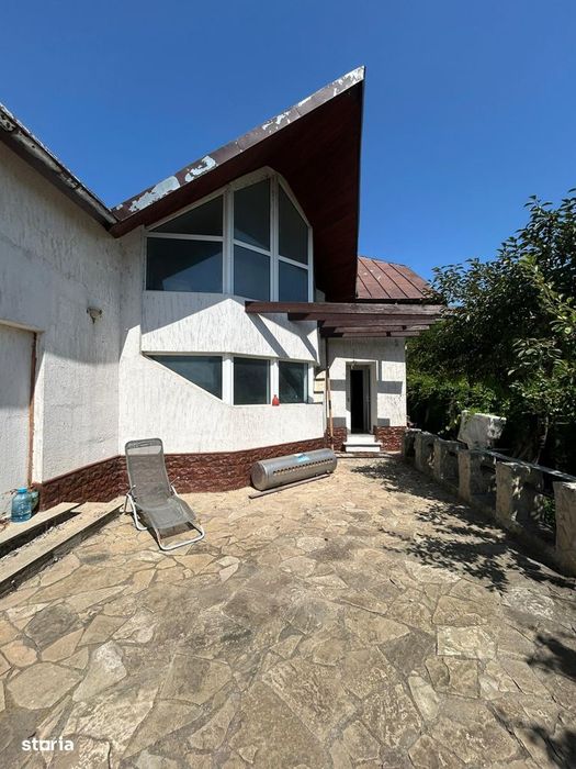 Vila de vanzare vis-a-vis de Mall Moldova