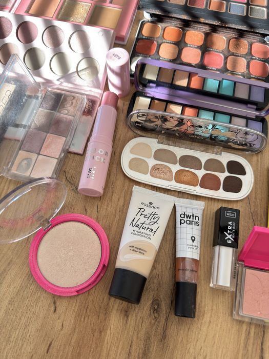 Гримове: Dwtn Paris, Revolution, Essence, Wibo, BellaPierre