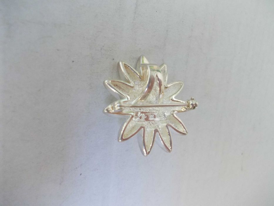 Brosa veche din argint cu piatra 2