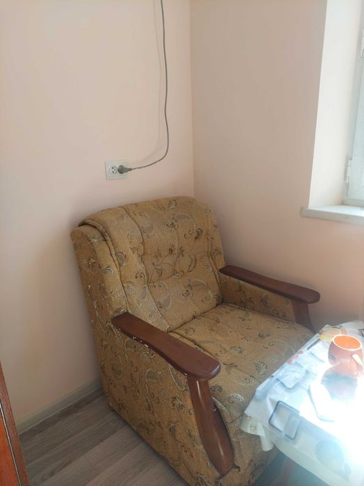 Продаётся мебель  : шкаф,кухня, и два кресла, цена за всё 300 тыс.