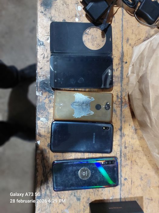 Casti noi și telefoane vechi