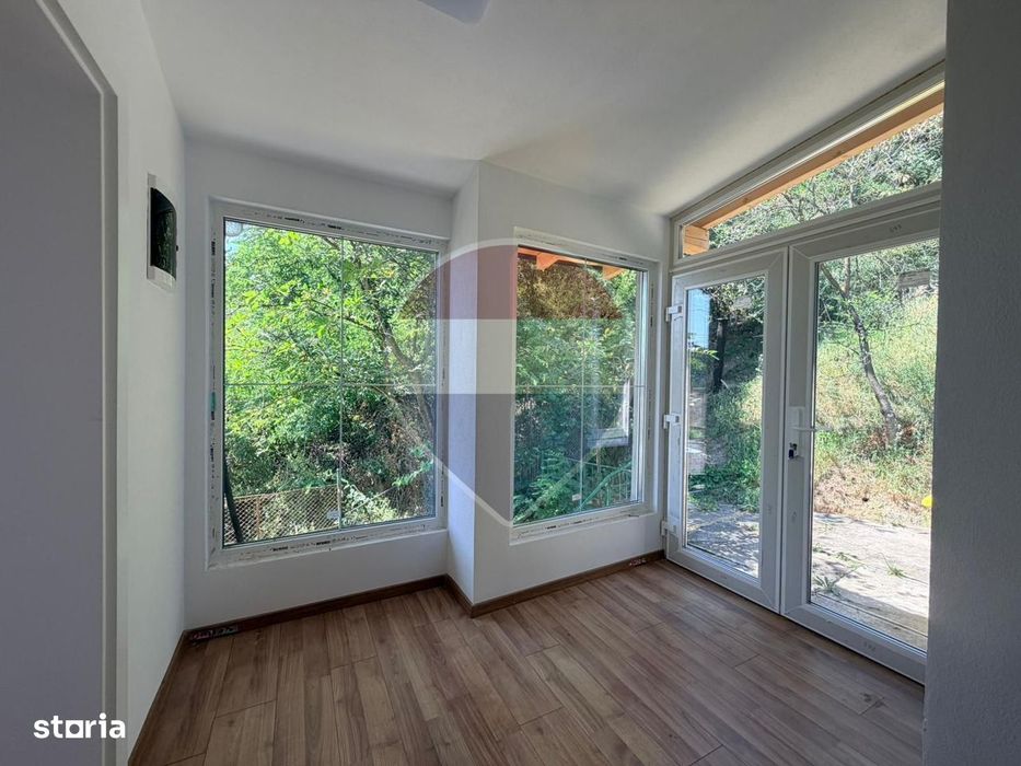 Casă spațioasă, complet renovată la interior, 4 camere, 2 băi