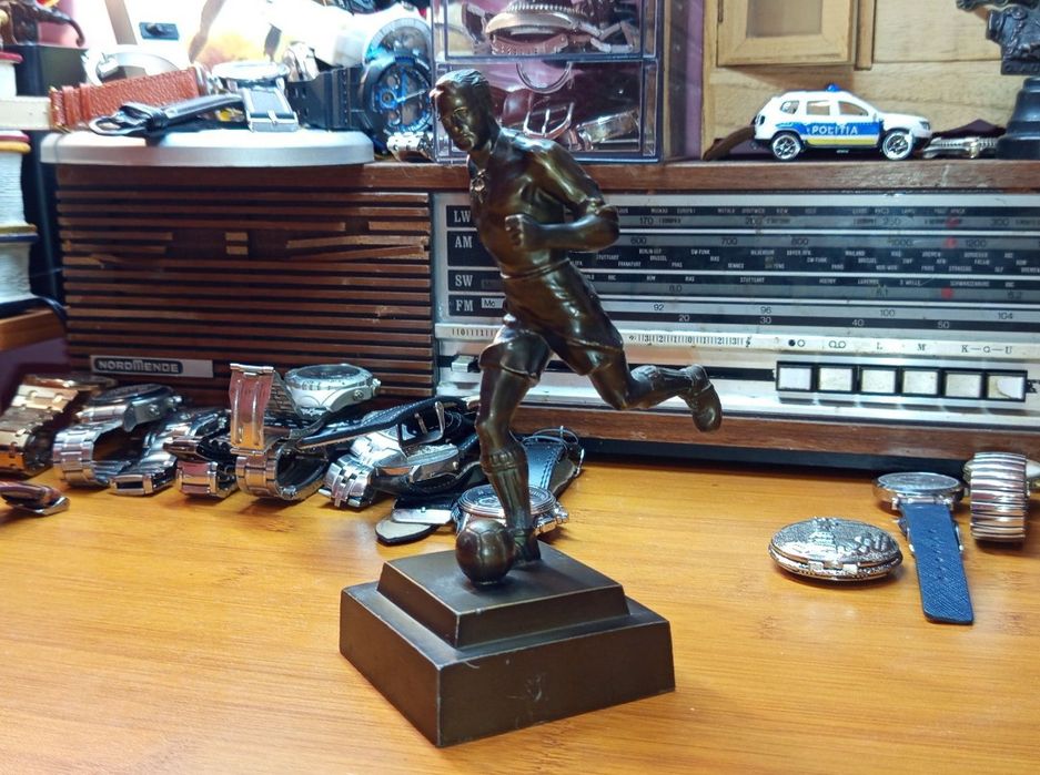 Statuie fotbalist veche din bronz masiv