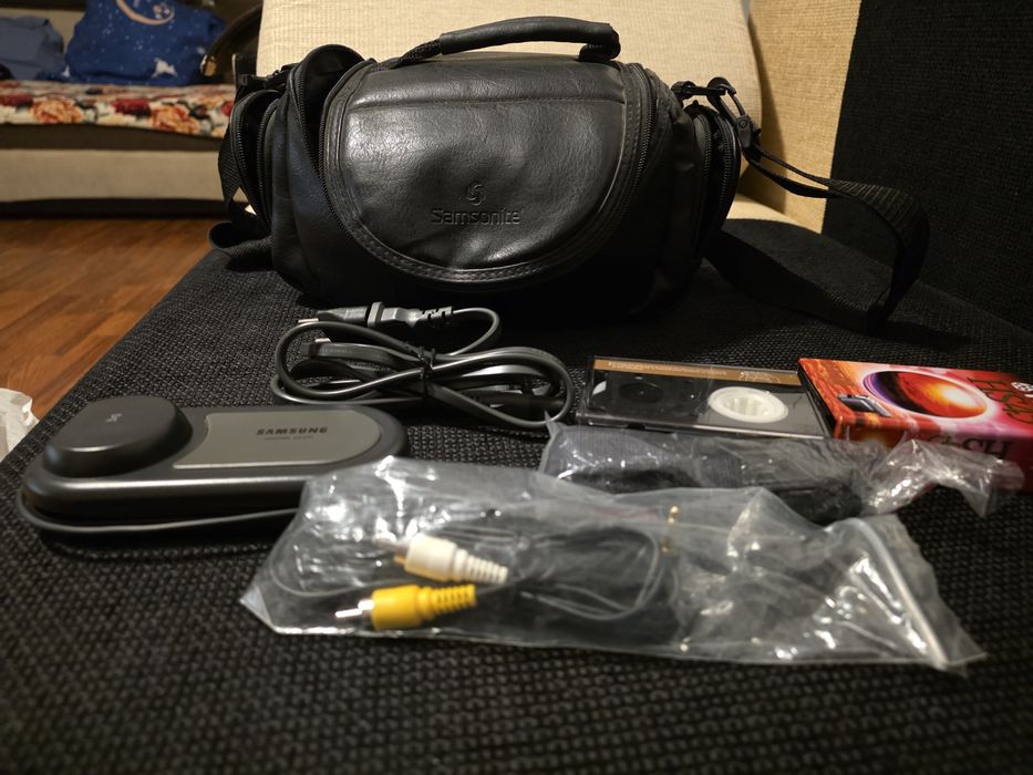 Cameră video Samsung Hi8 Video8 + Accesorii complete + Geantă Samsonite