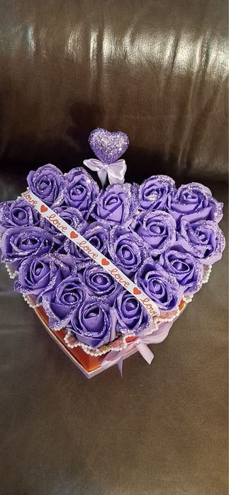 Aranjament floral cu trandafiri din sapun