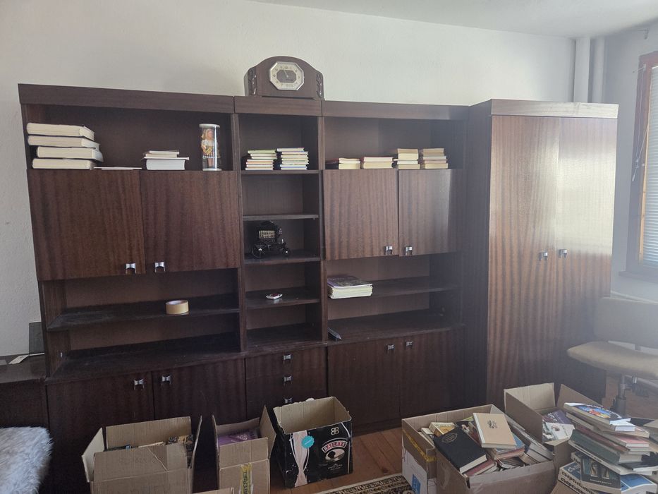 Дървена секция с гардероб