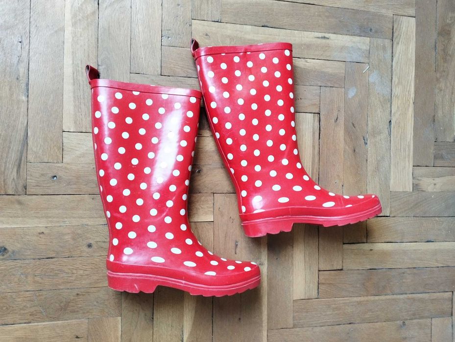 Гумени ботуши, бродирано килимче от филц и декоративно сърце