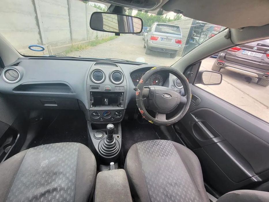 Dezmembram Ford Fiesta 2005 usa dreapta fata /usa dreapta spate