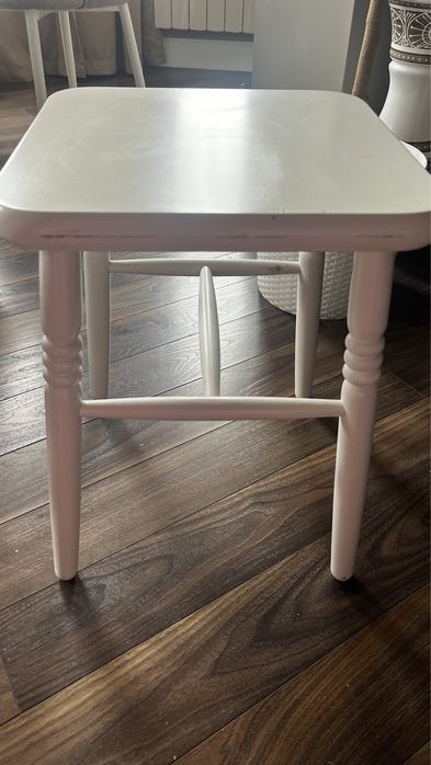 Деревянные табуретки стулья