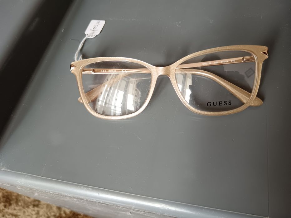 Vând sau schimb rama de ochelari Guess