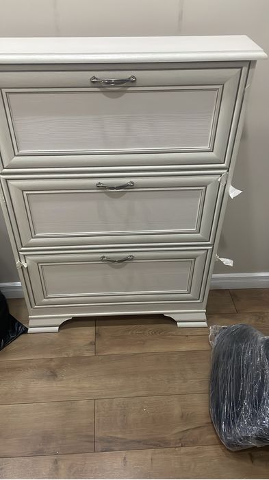 Обувница белого цвета