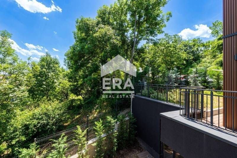 Прекрасен четиристаен апартамент с невероятни гледки към града и плани